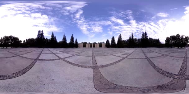 UHD 4K 360 VR Réalité virtuelle d'un parc municipal zone de loisirs. Arbres et herbe verte le jour d'automne ou d'été — Video