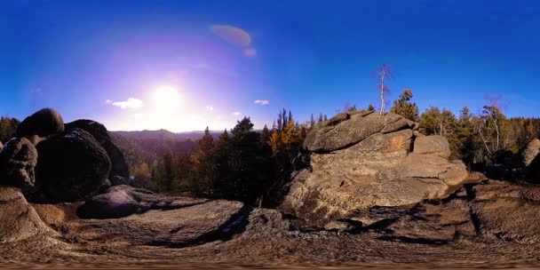 4K 360 VR virtual Reality van een prachtige bergwereld in de herfst. Wilde Siberische bergen. — Stockvideo