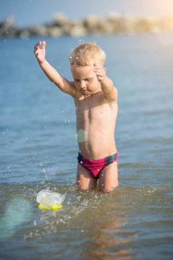 Maske ve palet kum tropikal plaj dalış için güzel bir küçük çocuk.