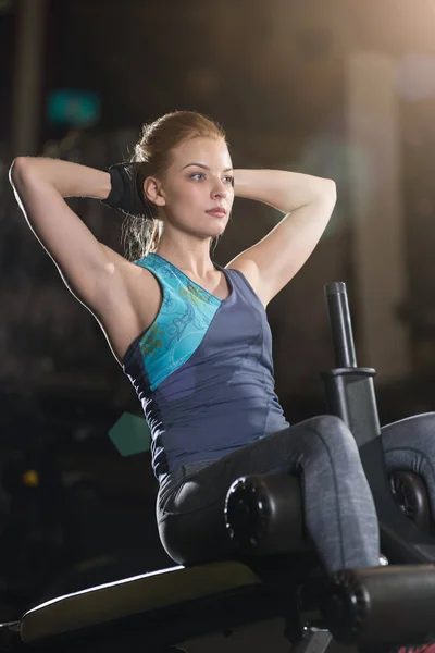 Mujer haciendo ejercicios de fuerza para los músculos abdominales —  Fotos de Stock