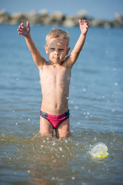 Carino bambino che indossa maschera e pinne per le immersioni sulla spiaggia tropicale di sabbia . — Foto Stock