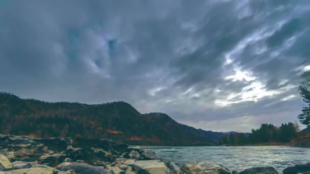 Zeitraffer-Aufnahme eines Flusses in der Nähe des Bergwaldes. riesige Felsen und schnelle Wolkenbewegungen. horizontale Schieberbewegung — Stockvideo