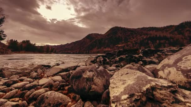 Tiro de lapso de tiempo de un río cerca del bosque de montaña. Grandes rocas y veladas de nubes rápidas. Movimiento deslizante horizontal — Vídeos de Stock