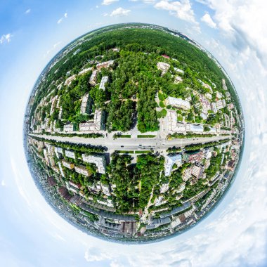 Kesişen yollar, evler, binalar, parklar ve otoparklar olan havacılık şehri manzarası. Güneşli yaz panoramik resmi