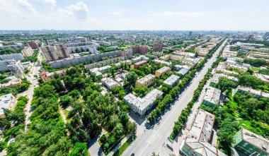 Kesişen yollar, evler, binalar, parklar ve otoparklar olan havacılık şehri manzarası. Güneşli yaz panoramik resmi