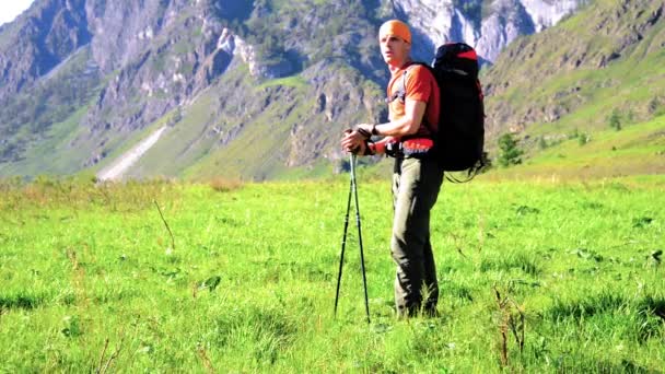 徒步旅行的人走在绿色的山草甸与背包。夏季体育与休闲概念. — 图库视频影像