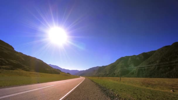 Montanha estrada timelapse no verão ou outono pôr do sol nascer do sol tempo. Natureza selvagem e campo rural. — Vídeo de Stock