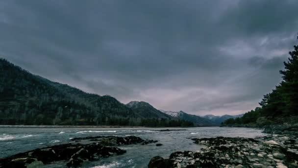山の森の近くの川での水しぶき水の4K Uhdタイムラプスショット 巨大な岩や速い雲の動き — ストック動画