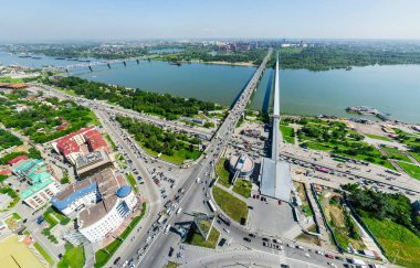 Kesişen yollar ve yollar olan havacılık şehri manzarası, binalar. Helikopter vuruldu. Panoramik resim.