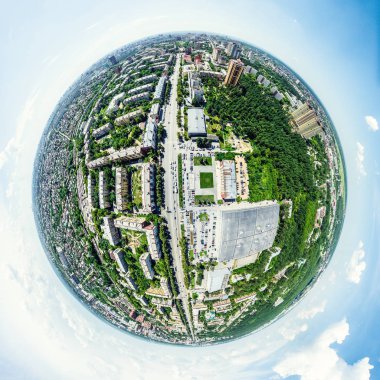 Kesişen yollar, evler, binalar, parklar ve otoparklar olan havacılık şehri manzarası. Güneşli yaz panoramik resmi