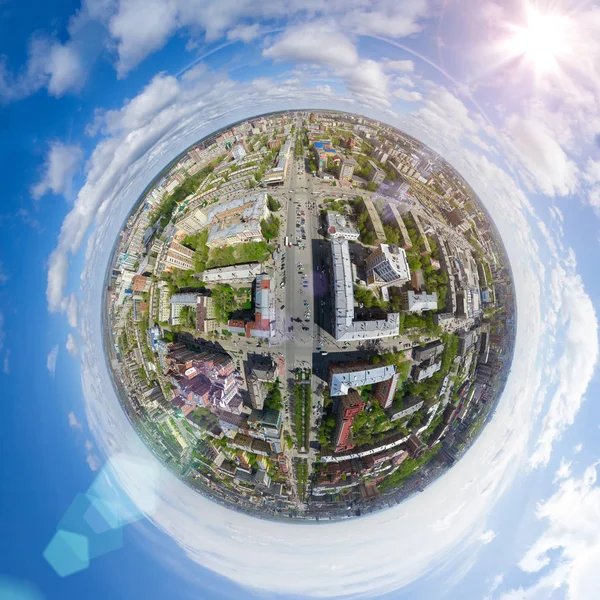 Vista aérea da cidade com encruzilhada e estradas, casas de edifícios. Tiro de helicóptero. Imagem panorâmica. — Fotografia de Stock