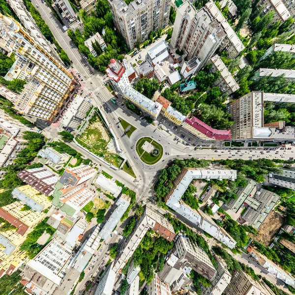 Vista aérea de la ciudad con encrucijadas y caminos, casas, edificios, parques y estacionamientos. Imagen panorámica soleada de verano — Foto de Stock