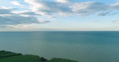 Bulutların üzerinde Yalı ve günbatımı hava hyperlapse. Timelapse drone fly okyanus banka. Yüksek hızlı yatay hareketli.