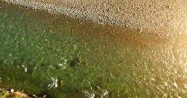 Güneşli yaz sabahında temiz ve taze bir dağ nehri üzerinde uçuşun ortasındayız. Dikey hareket