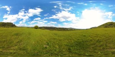 4K 360 VR güzel bir dağ çayırının sanal gerçekliği yaz ya da sonbahar zamanında. Vahşi Rus doğası ve kırsal çayır. Bulutlar, yeşil çimenler ve güneş ışınları.