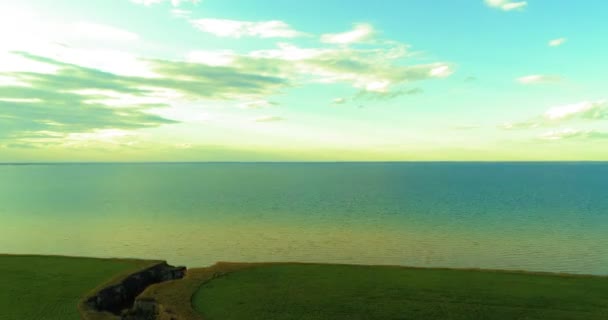 Hyperlapsus aérien du coucher du soleil et des nuages au-dessus des côtes. Le drone Timelapse vole près du bord de l'océan. Déplacement horizontal à grande vitesse . — Video