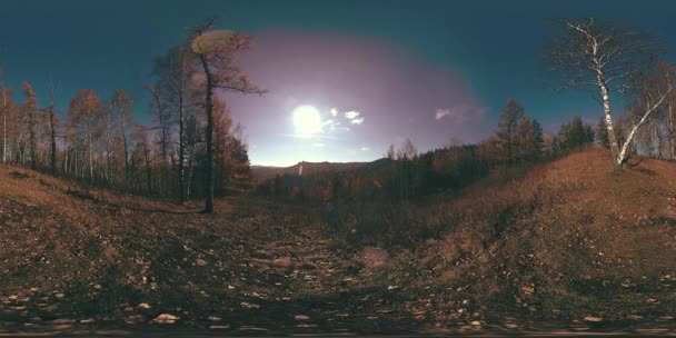 4k 360 vr virtuelle Realität einer wunderschönen Bergszene zur Herbstzeit. wilde russische Berge. — Stockvideo