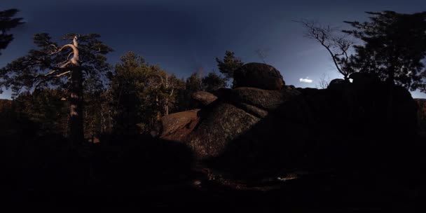 4K 360 VR Realidade virtual de uma bela cena de montanha no outono. Montanhas siberianas selvagens. — Vídeo de Stock