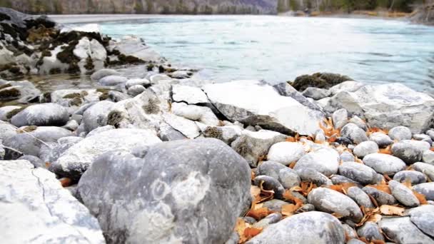 Dolly deslizador de tiro de las salpicaduras de agua en un río de montaña cerca del bosque. Rocas húmedas y rayos de sol. Movimiento horizontal constante. — Vídeos de Stock