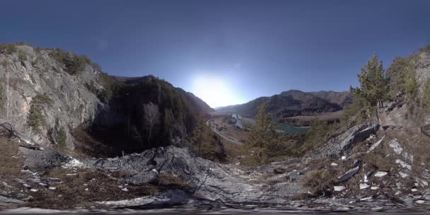 VR sceny góra jesień czas słoneczny. Dzikie góry, sosny i ogromne skały. — Wideo stockowe