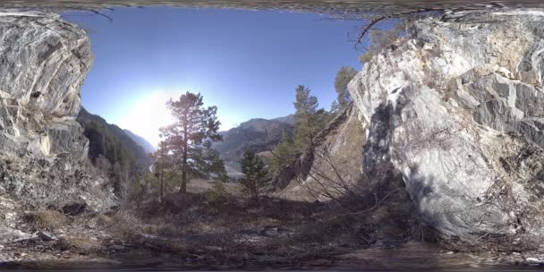 VR egy hegyi jelenet az őszi napos időben. Vad hegyek, a fenyő és a hatalmas sziklák. — Stock videók