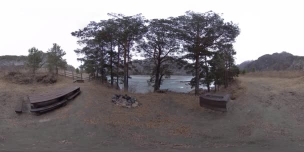 VR de un hermoso río de montaña a finales de otoño. Parque nacional, prado, ribera del río en día nublado. — Vídeo de stock