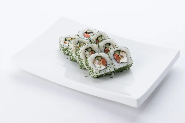 Restaurante de comida japonesa, plato de rollo de sushi maki gunkan o set de platos. Conjunto y composición de sushi — Foto de Stock