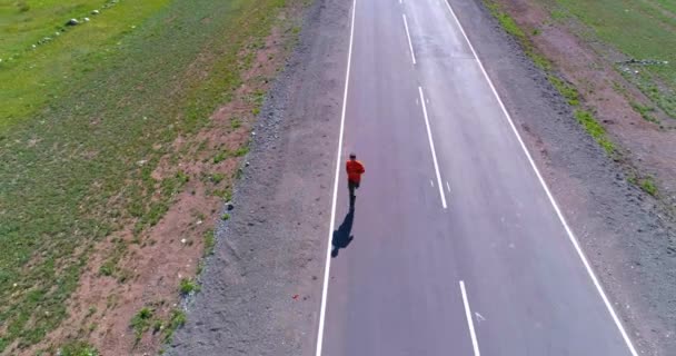 Niskich wysokościach lotu nad człowiekiem sportowy o nową asfaltową drogą — Wideo stockowe