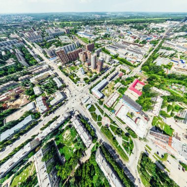 Kesişen yollar, evler, binalar, parklar ve otoparklar olan havacılık şehri manzarası. Güneşli yaz panoramik resmi