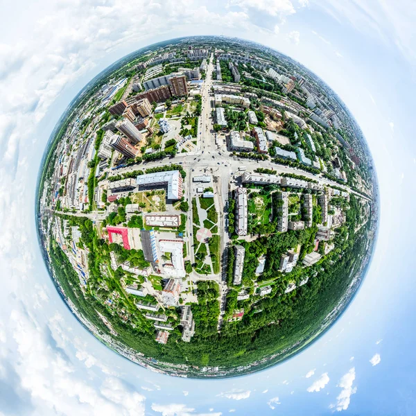 Vista aérea de la ciudad con encrucijadas y caminos, casas, edificios, parques y estacionamientos. Imagen panorámica soleada de verano —  Fotos de Stock