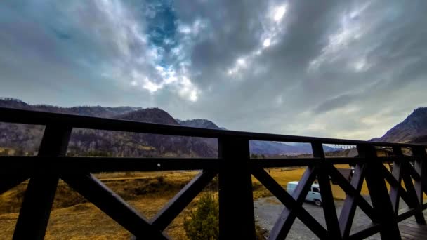 Timelapse fából készült kerítés magas teraszon hegyvidéki táj felhők. Vízszintes csúszómozgás — Stock videók