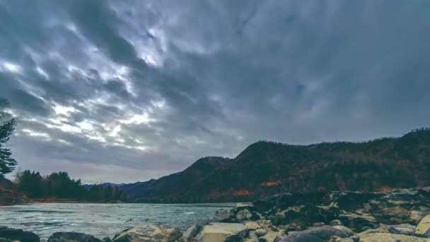 Zeitraffer-Aufnahme eines Flusses in der Nähe des Bergwaldes. riesige Felsen und schnelle Wolkenbewegungen. horizontale Schieberbewegung — Stockvideo