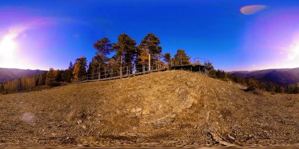 Realtà virtuale 4K 360 VR di una bellissima scena di montagna in autunno. Montagne russe selvagge . — Video Stock