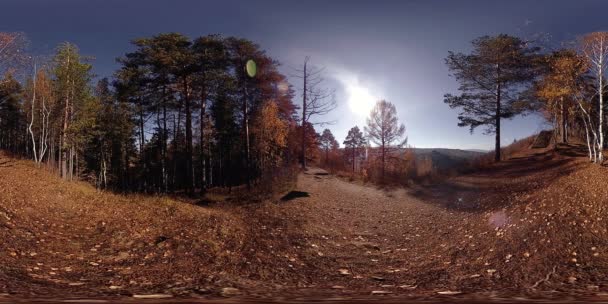 4k 360 Vr virtuális valóság, egy gyönyörű hegyi táj, az őszi időben. Vadon élő orosz hegyek. — Stock videók
