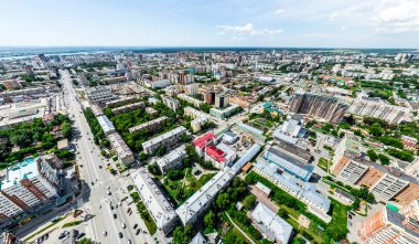 Kesişen yollar, evler, binalar, parklar ve otoparklar olan havacılık şehri manzarası. Güneşli yaz panoramik resmi