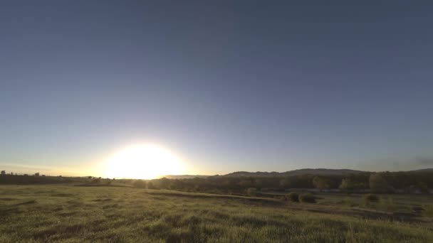 4K UHD górska łąka timelapse w lecie. Chmury, drzewa, zielona trawa i promieniowanie słoneczne. — Wideo stockowe