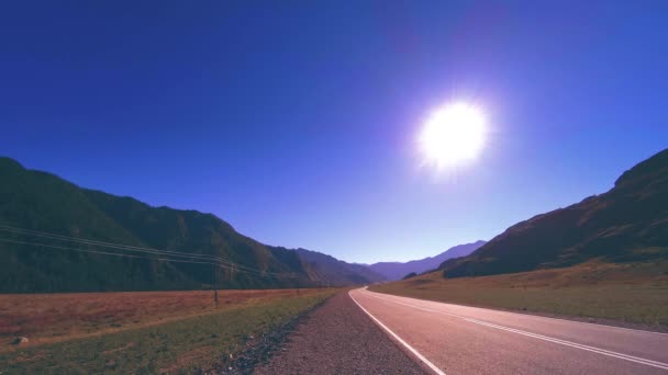 Timelapse strada di montagna al tramonto estivo o autunnale alba. Natura selvaggia e campo rurale. — Video Stock