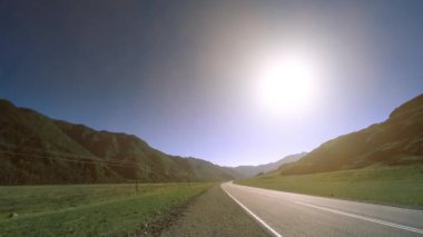 Yaz ya da sonbahar günbatımında gün batımında dağ yolu zamanı. Vahşi doğa ve kırsal alan.