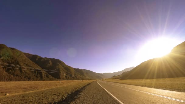 Górska droga timelapse przy letnim lub jesiennym słońcu wschodzie słońca. Dzika przyroda i obszary wiejskie. — Wideo stockowe