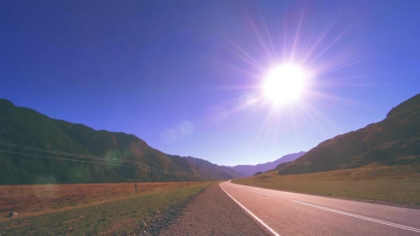 Timelapse carretera de montaña en el verano u otoño al atardecer hora del amanecer. Naturaleza silvestre y campo rural. — Vídeos de Stock