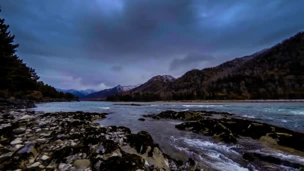 Plan temporel d'une rivière près de la forêt de montagne. D'énormes rochers et des nuages rapides se déplacent. — Video