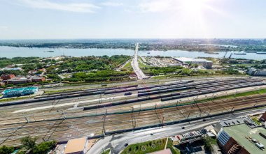 Yolları, evleri ve binaları olan havacılık şehri manzarası.