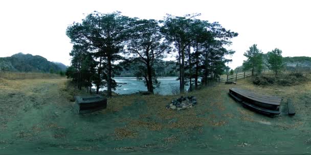 VR de um belo rio de montanha no final do outono. Parque nacional, prado, margem do rio no dia nublado. — Vídeo de Stock