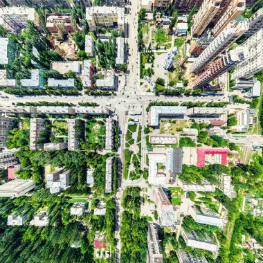 Kesişen yollar, evler, binalar, parklar ve otoparklar olan havacılık şehri manzarası. Güneşli yaz panoramik resmi