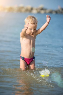 Maske ve palet kum tropikal plaj dalış için güzel bir küçük çocuk.