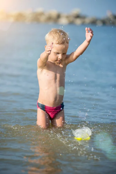 Schattig klein kind dragen van masker en flippers om te duiken in tropische zandstrand. — Stockfoto