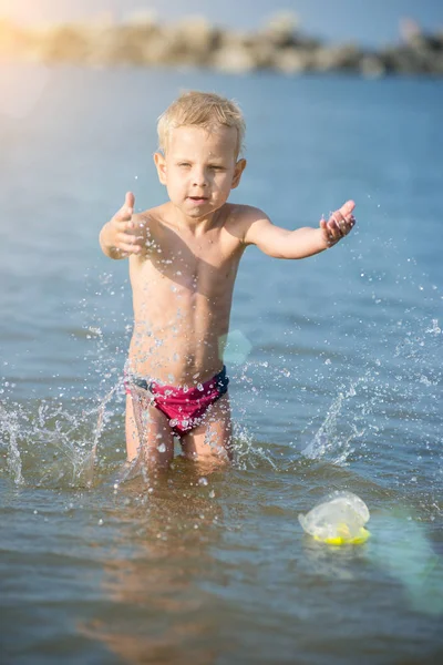 Schattig klein kind dragen van masker en flippers om te duiken in tropische zandstrand. — Stockfoto