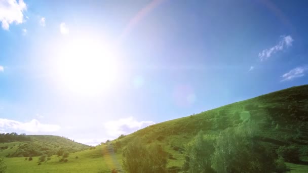 4K UHD montagna prato timelapse durante l'estate. Nuvole, alberi, erba verde e raggi del sole movimento. — Video Stock