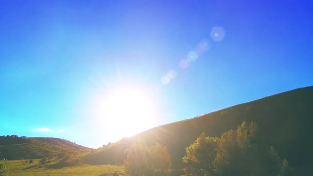 4K UHD prairie de montagne timelapse à l'été. Nuages, arbres, herbe verte et mouvement des rayons du soleil. — Video