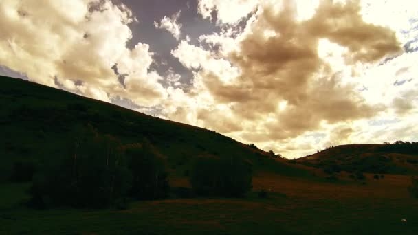 4K UHD ορεινό λιβάδι timelapse το καλοκαίρι. Σύννεφα, δέντρα, πράσινο γρασίδι και ηλιαχτίδες κίνηση. — Αρχείο Βίντεο
